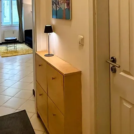 Cozy Letna Flat Walk To Center Appartamento Praga