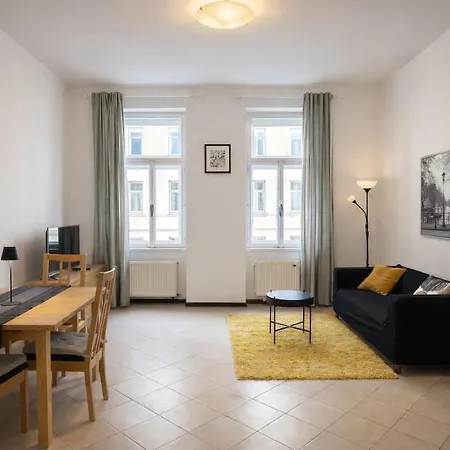 Cozy Letna Flat Walk To Center