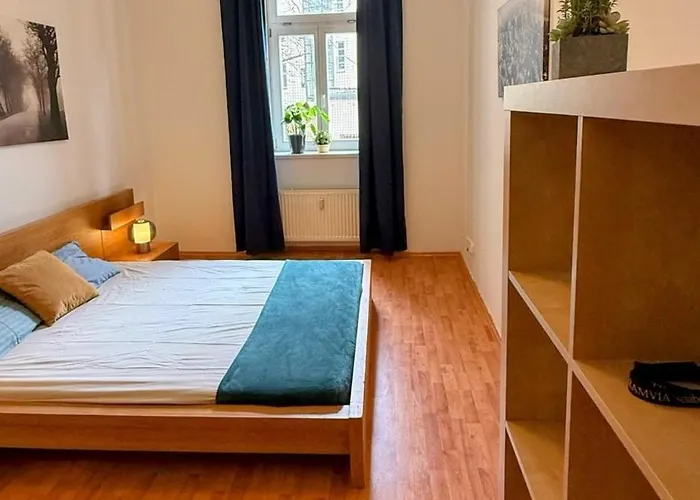 Cozy Letna Flat Walk To Center