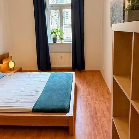 Cozy Letna Flat Walk To Center